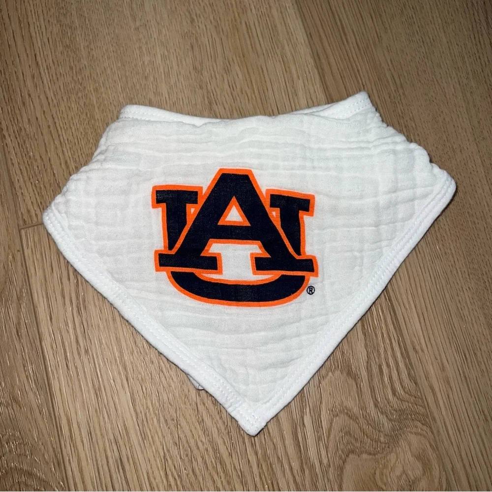 Auburn Muslin Bib